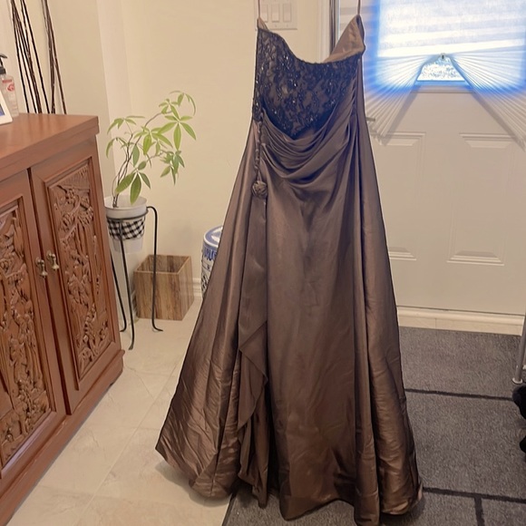 Beautiful formal dress size 16 / worn only once in very good condition . - Picture 3 of 5